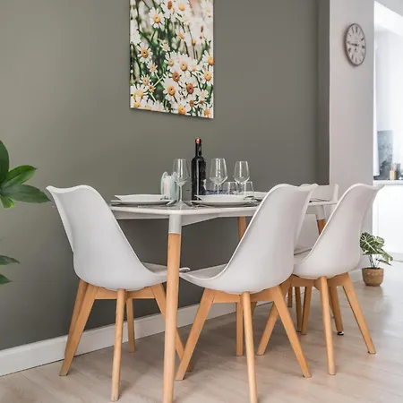 Lovely 2 Bedroom Apartamento *